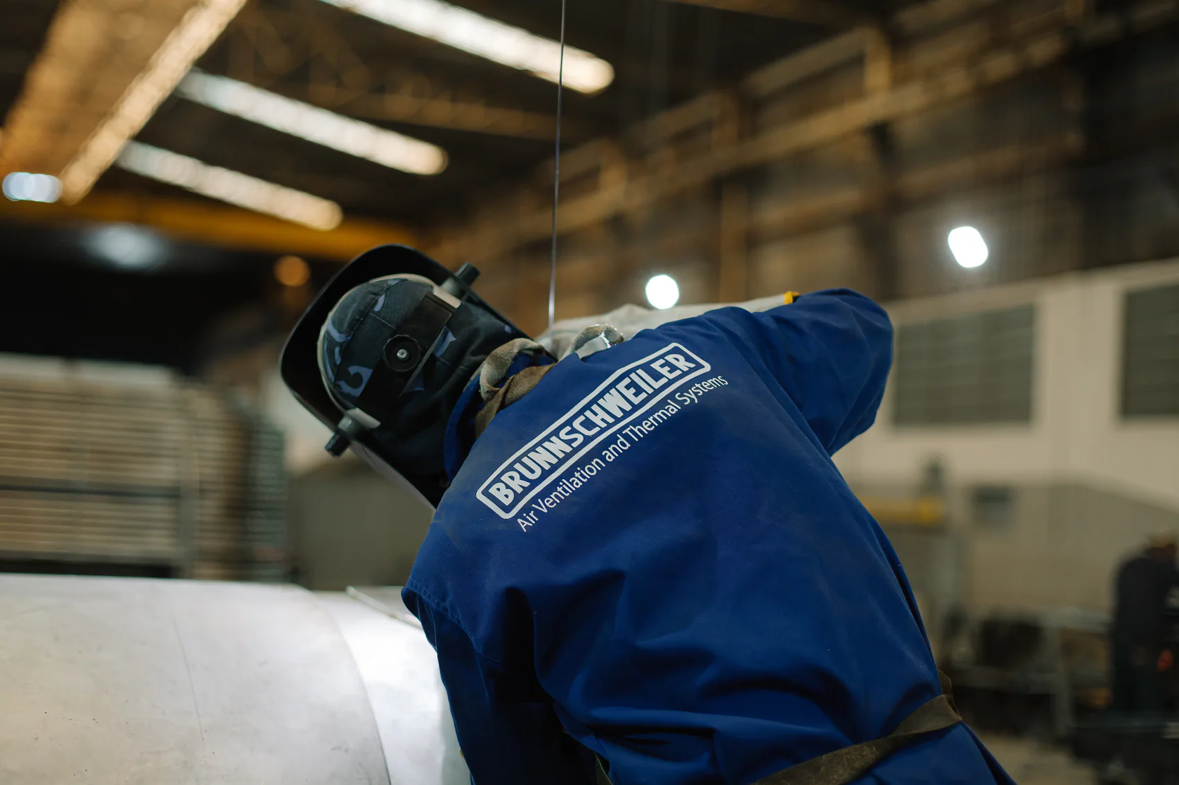 Profissional trabalhando na fabricação de um trocador de calor